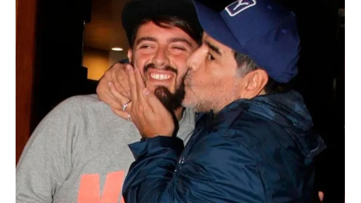 Diego Maradona besa a su hijo luego de reconocerlo
