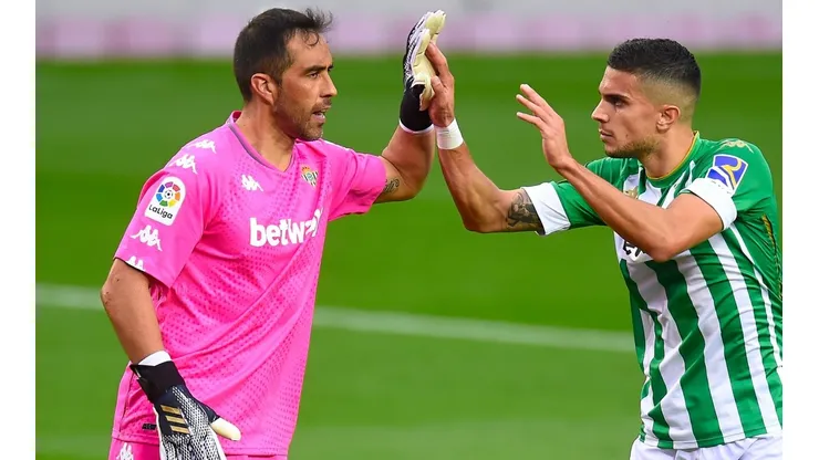 Claudio Bravo es felicitado por Bartra luego de tapar el penal a Griezmann