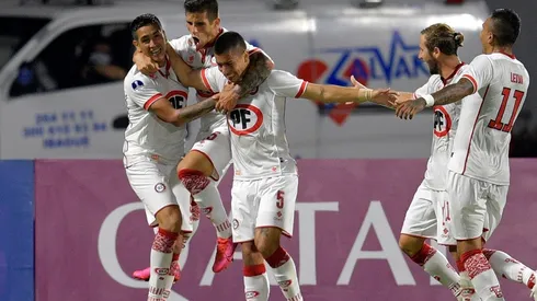 Andrés Vilches se funde con sus compañeros en un abrazo, luego de anotar el histórico gol del empate que le da el pase a Unión La Calera a octavos de final de la Copa Sudamericana
