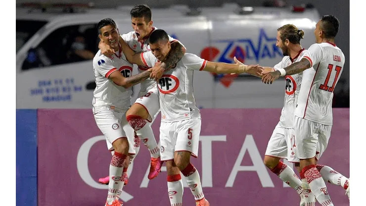 Andrés Vilches se funde con sus compañeros en un abrazo, luego de anotar el histórico gol del empate que le da el pase a Unión La Calera a octavos de final de la Copa Sudamericana