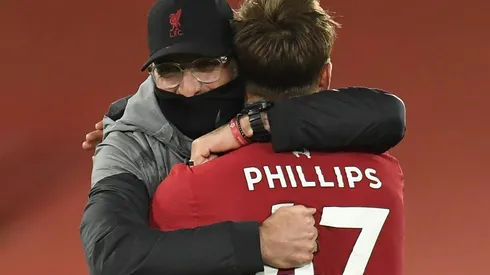 Klopp se funde en un abrazo con Phillips