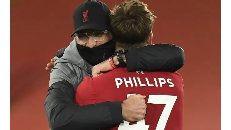 Klopp se funde en un abrazo con Phillips