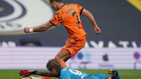 Cristiano Ronaldo deja desparramado en el suelo al arquero del Spezia