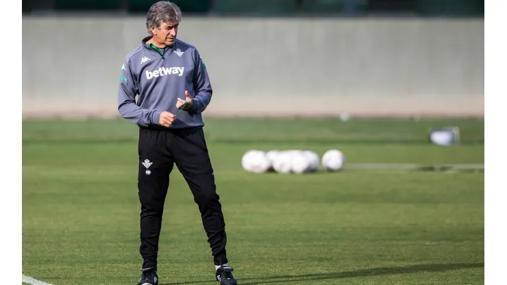 Manuel Pellegrini dirige la práctica del Betis