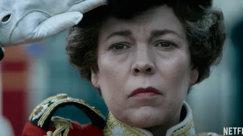 Olivia Colman una vez más se convierte en la Reina Elizabeth, en "The Crown".