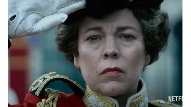 Olivia Colman una vez más se convierte en la Reina Elizabeth, en "The Crown".