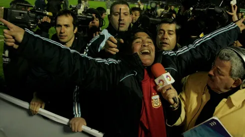 Diego Maradona celebrando la clasificación al Mundial de Sudáfrica en Montevideo