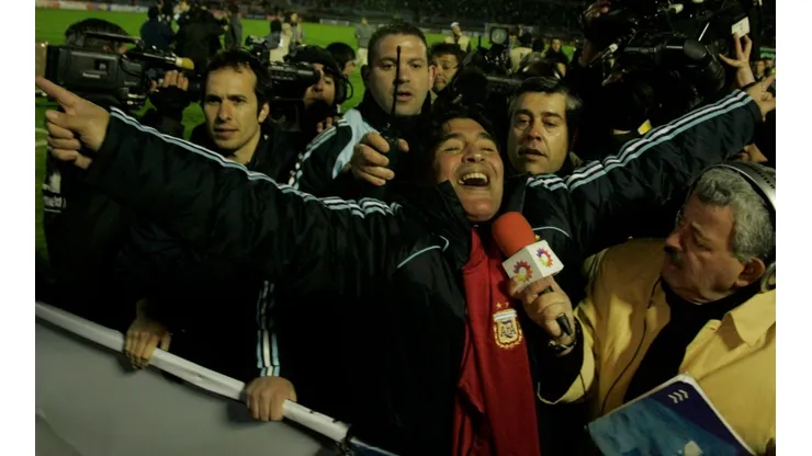 Diego Maradona celebrando la clasificación al Mundial de Sudáfrica en Montevideo