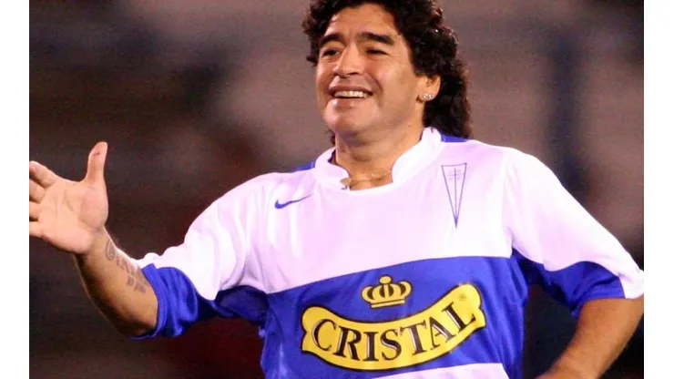 El ingreso del 10 a la cancha causó caos, con la prensa invadiendo el campo de juego.