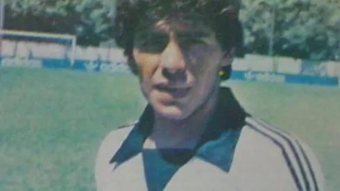 Diego Maradona con la camiseta de Colo Colo, tras un amistoso con Argentinos Juniors
