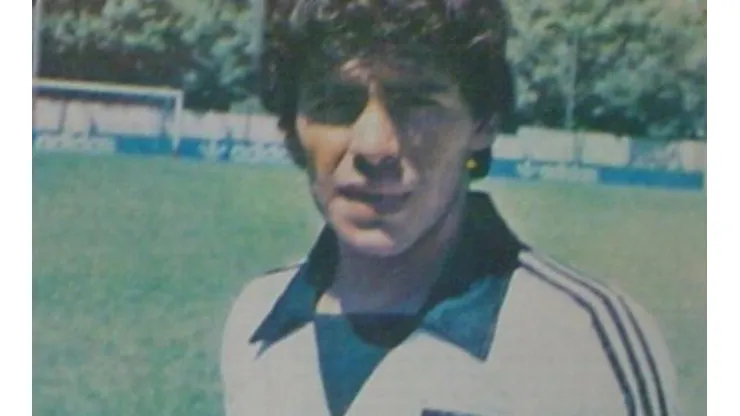 Diego Maradona con la camiseta de Colo Colo, tras un amistoso con Argentinos Juniors