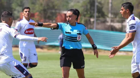 La árbitra María Belén Carvajal en el duelo entre Melipilla y Copiapó.