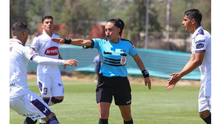 La árbitra María Belén Carvajal en el duelo entre Melipilla y Copiapó.