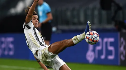 Paulo Dybala mostrando su elasticidad para llegar al balón
