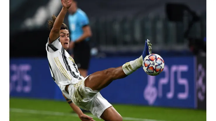 Paulo Dybala mostrando su elasticidad para llegar al balón