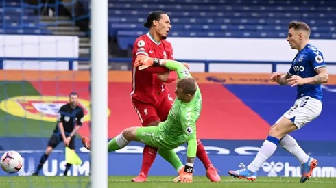 Pickford la pasa mal tras lesionar a van Dijk