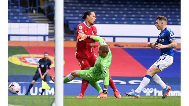 Pickford la pasa mal tras lesionar a van Dijk