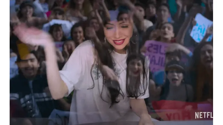 Selena Quintanilla saluda a sus fanáticos en una escena de la serie.