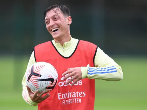 Mesut Ozil regala colaciones a estudiantes de bajos recursos