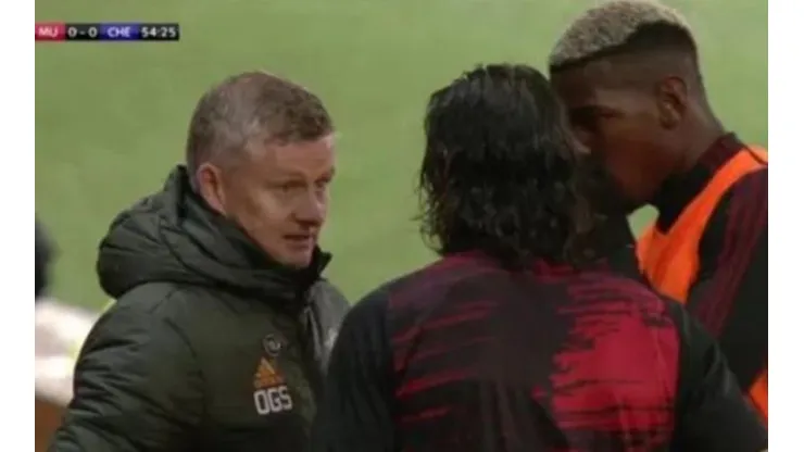 Cavani no entendió las palabras del DT noruego, por lo que Pogba debió ir en auxilio.