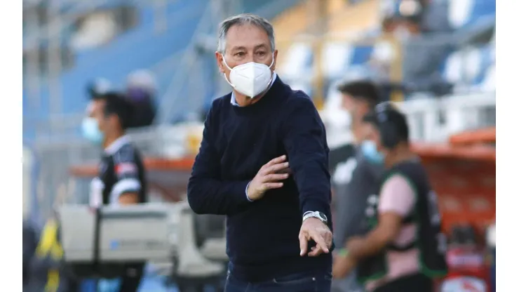 Holan sigue en la UC