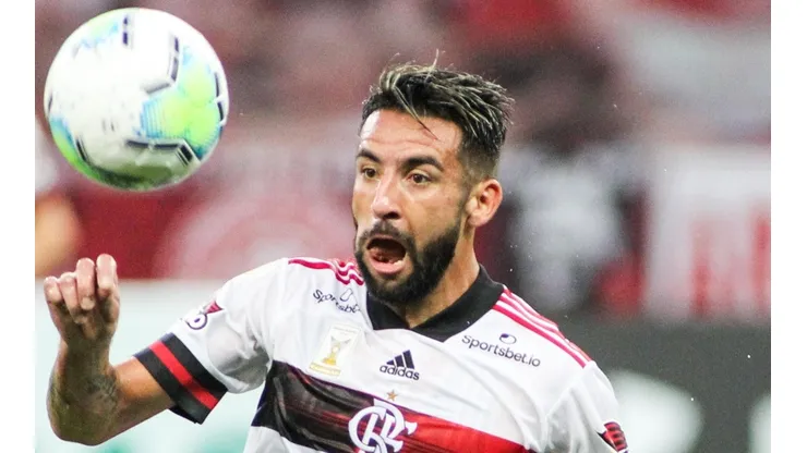 Mauricio Isla en el empate de Flamengo ante Inter de Porto Alegre.