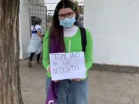 Joven que no puede votar regala lápices pasta azul en el Estadio Nacional