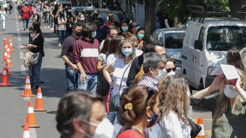 Largas filas se registraron en los distintos locales de votación durante el Plecbiscito 2020.