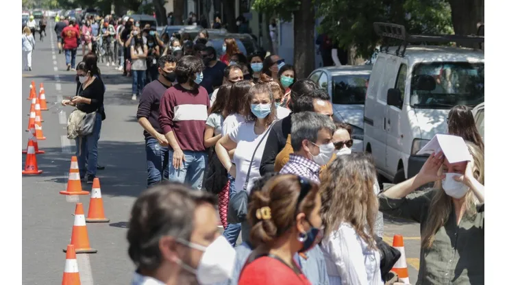 Largas filas se registraron en los distintos locales de votación durante el Plecbiscito 2020.