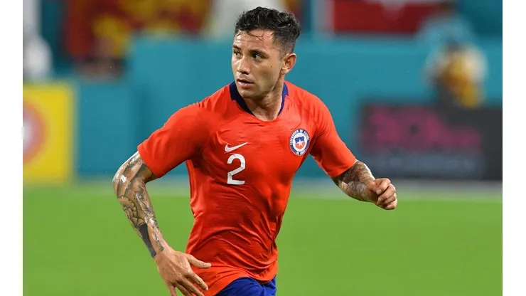 Eugenio Mena, el único jugador chileno que juega en el extranjero y votó.