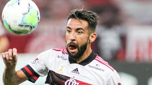 El chileno cometió un error al inicio del partido que le valió un gol en contra al Mengao.