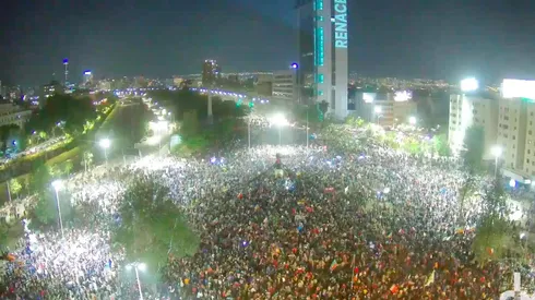 De a poco van llegando las personas a Plaza de la Dignidad.