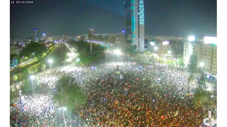 De a poco van llegando las personas a Plaza de la Dignidad.
