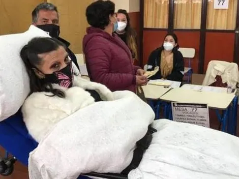 Mujer en camilla llega a votar en el Plebiscito Constitucional en Temuco