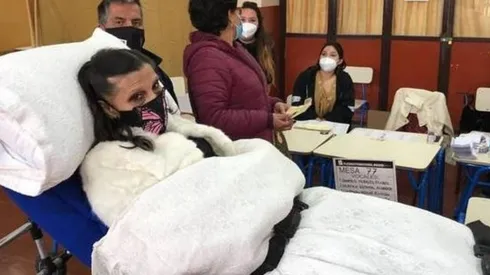 La mujer desde el 2012 asiste a votar en camilla.