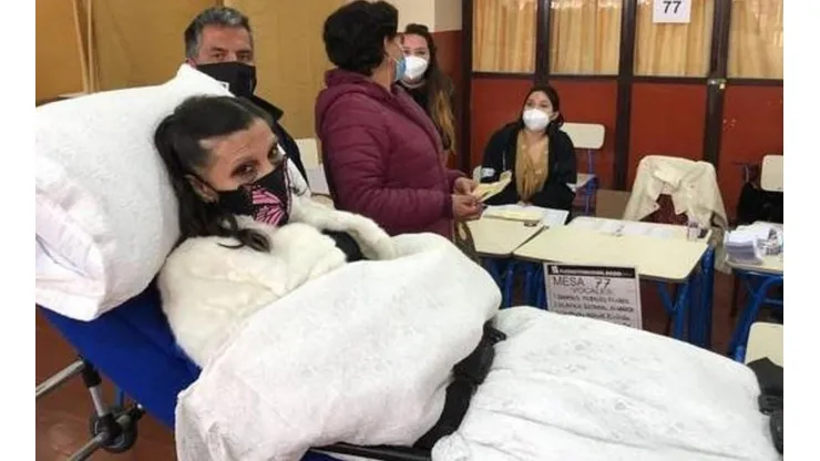 La mujer desde el 2012 asiste a votar en camilla.