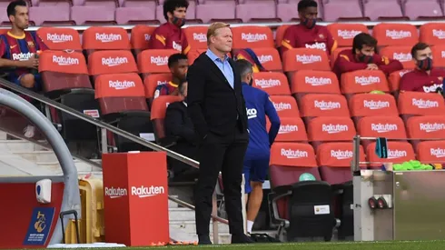 Ronald Koeman en la banca del FC Barcelona ante el Real Madrid