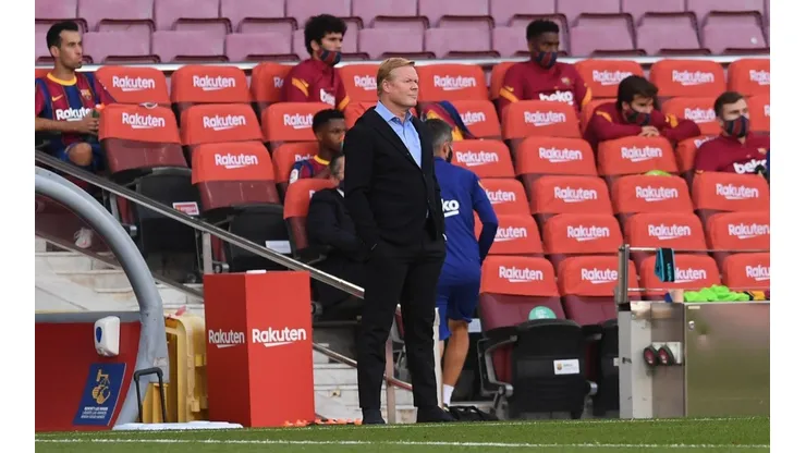 Ronald Koeman en la banca del FC Barcelona ante el Real Madrid