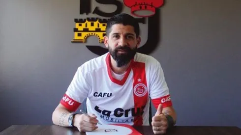 Lucas Wilches firma su contrato con Unión San Felipe