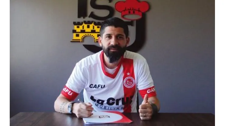 Lucas Wilches firma su contrato con Unión San Felipe