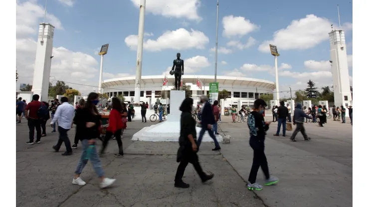 Cientos de votantes han llegado al Estadio Nacional a sufragar.