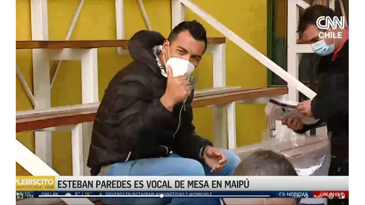 Esteban Paredes acapara la atención en la jornada matinal del Plebiscito 2020 en Chile