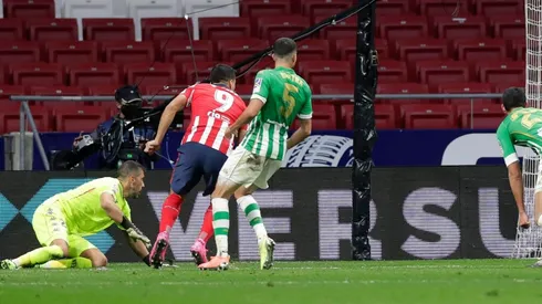 Luis Suárez vence a Claudio Bravo