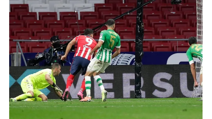 Luis Suárez vence a Claudio Bravo