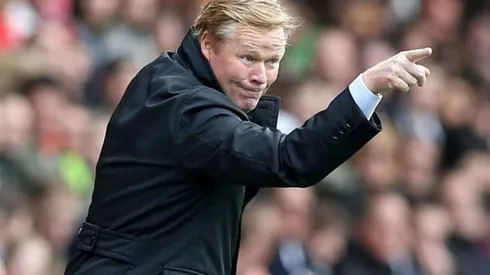Ronald Koeman dirigiendo en la Premier League