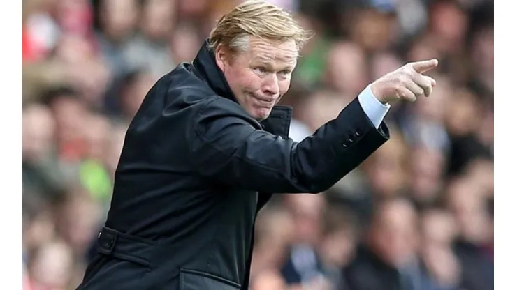 Ronald Koeman dirigiendo en la Premier League