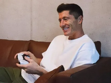 Lewandowski saca pica con el DualSense de PS5