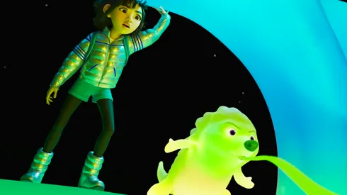 Fei Fei junto a Gobi, en una escena de "Más Allá de la Luna", de Netflix.