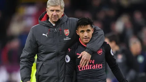 Arsene Wenger abraza a Alexis Sánchez