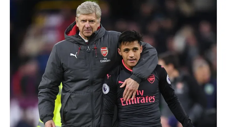 Arsene Wenger abraza a Alexis Sánchez
